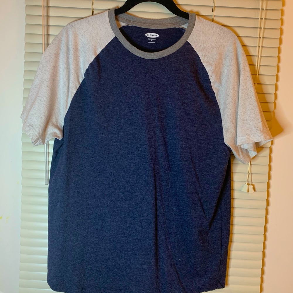 Like-new Old Navy t-shirt. Sporty style.